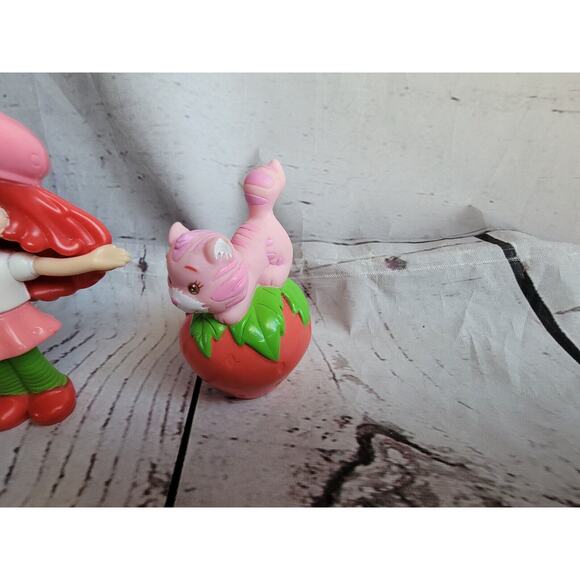 Strawberry Shortcake Figure And Custard Cat 2 Inch Figure - Picture 2 of 9